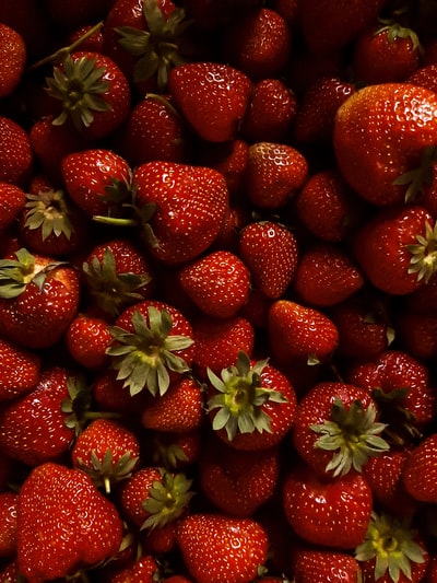 The white ceramic plate red strawberries
